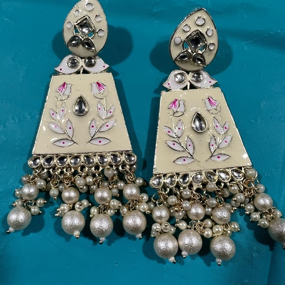 Earings - Picture 2 of 2